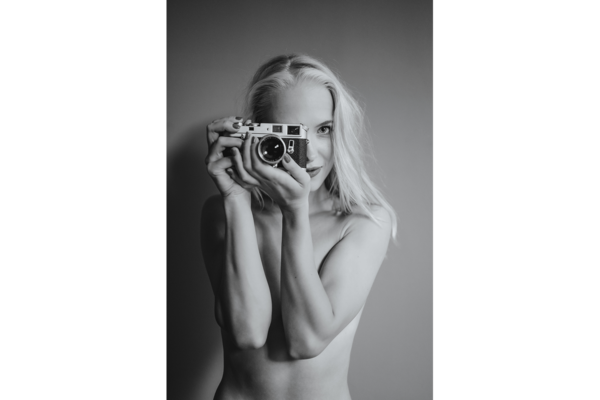 Junge Frau fotografiert mit einer Leica M4
