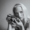 Eine junge Frau fotografiert mit einer Leica M4.