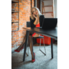 Eine Frau arbeitet im Homeoffice am Rechner.